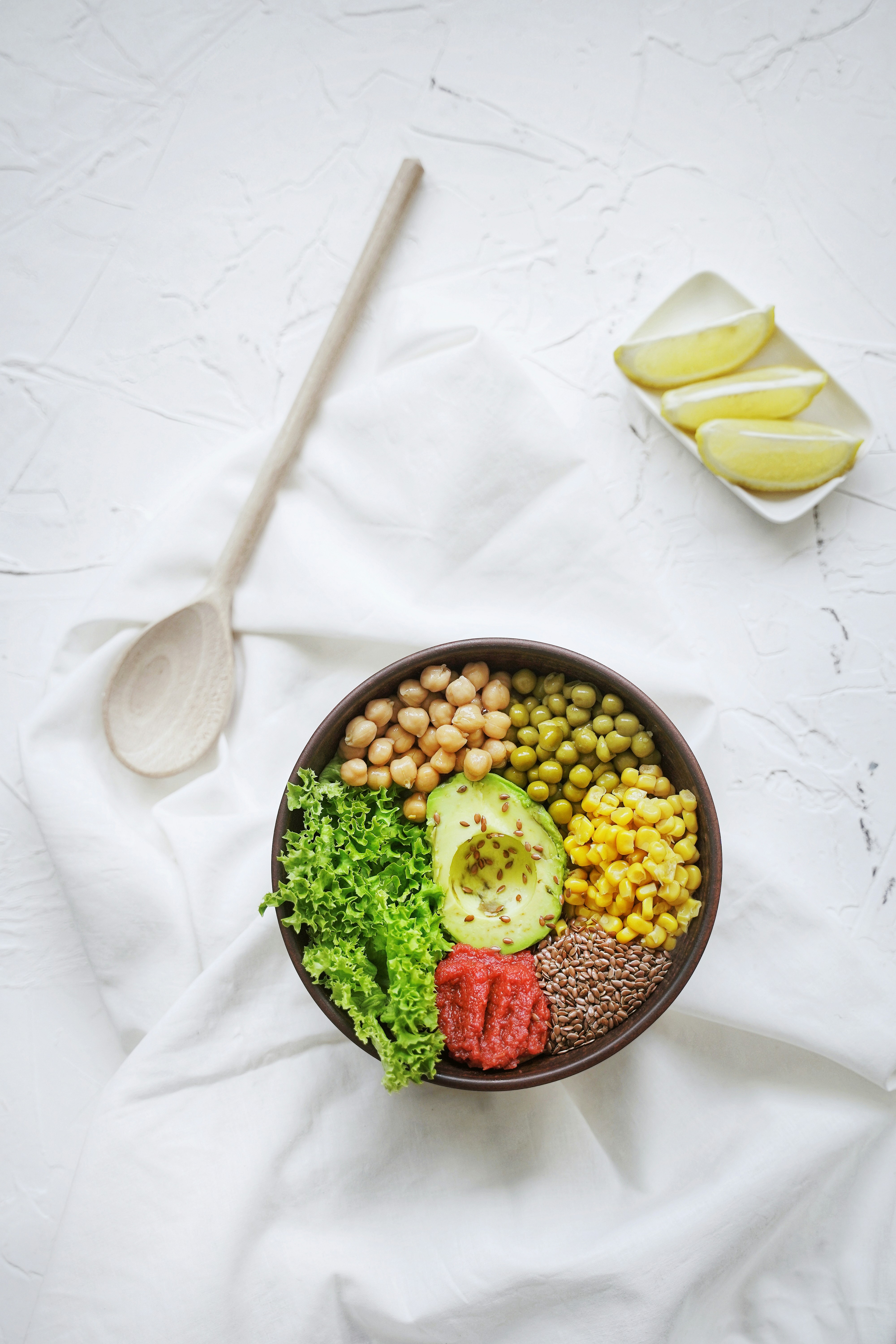 Färgglad Buddha Bowl toppad med grönsaker och växtbaserat protein.